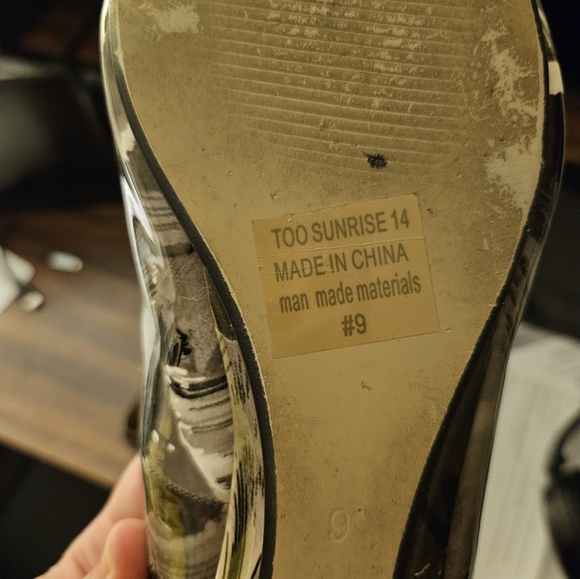 2 Lips Too Flats - Picture 3 of 4